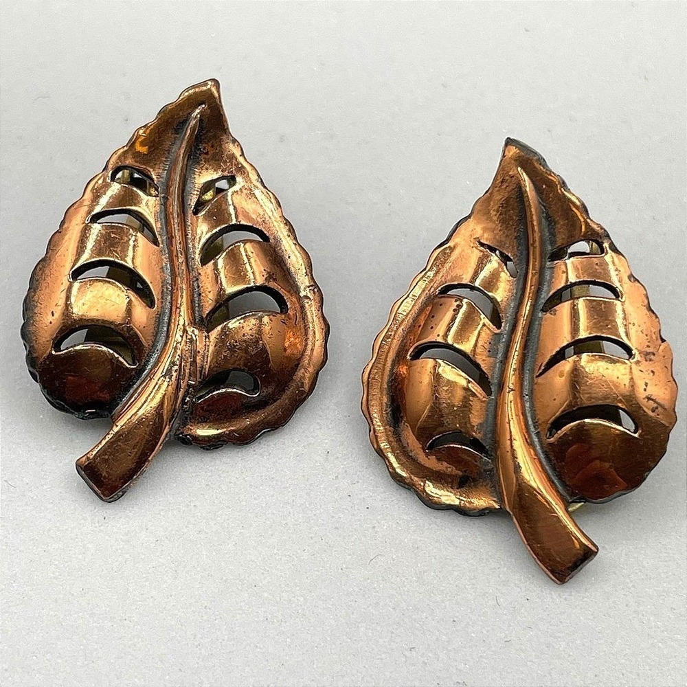 Vintage 1960s Copper-Tone Classic Fashion Veined Leaf Stud Clip-On Earrings Y2K